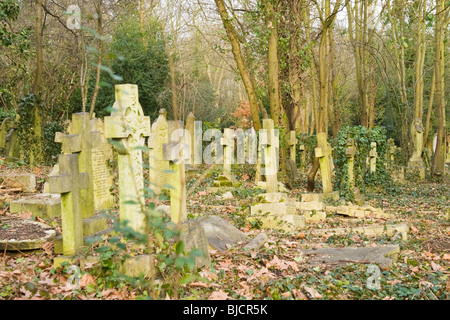 Le Cimetière de Highgate , , Londres , pierres tombales aléatoire et tombes en mauvais état Banque D'Images