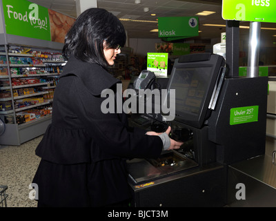 La numérisation d'un pot de café dans l'auto commander dans un supermarché Banque D'Images