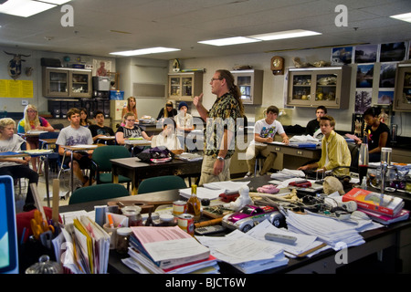 L'école secondaire du sud de la Californie un professeur de physique traite de sa classe. Banque D'Images