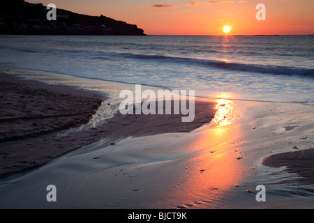 Coucher du soleil sur la plage de Sennen Cove, Cornwall England UK Banque D'Images