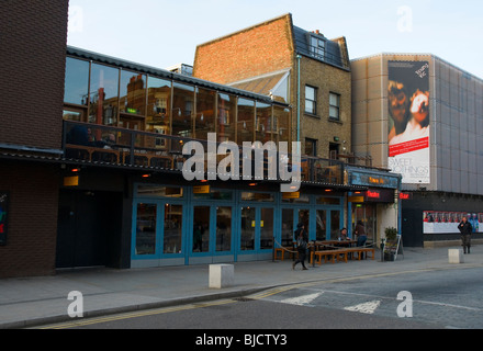 Le Young Vic Theatre situé sur la coupe à London UK Banque D'Images