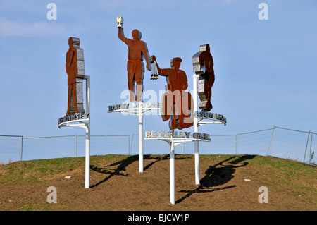 L'œuvre d'installation sculpturale est un hommage aux légendes sportives locales, à côté de la route A13 London Borough of Barking & Dagenham England Banque D'Images