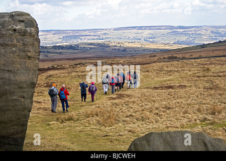 Les marcheurs laissant Bridestone rochers au-dessus, Lydgate Todmorden, Calder Valley ,South Pennines, West Yorkshire, Royaume-Uni Banque D'Images