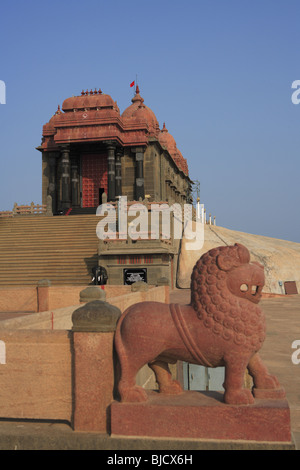 Statue de lion à Vivekananda Memorial situé sur l'île rocheuse Kanyakumari ; ; ; Tamil Nadu Inde Banque D'Images