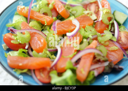 Salade de saumon fumé frais sain avec aucun peuple Banque D'Images