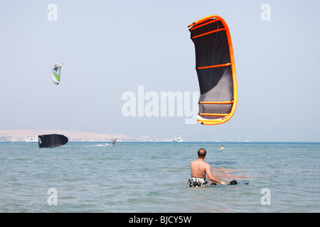 Relations sérieuses in Kiteboarding Banque D'Images