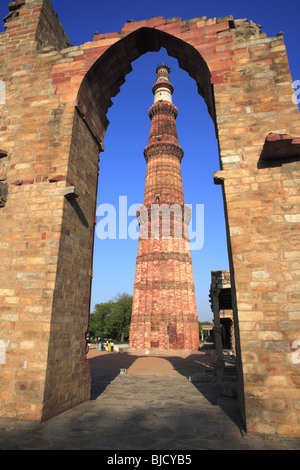 Qutb Minar construit en 1311 par arch tour de grès rouge ; Indo-Muslim ; art ; sultanat de Delhi Delhi, Inde Banque D'Images