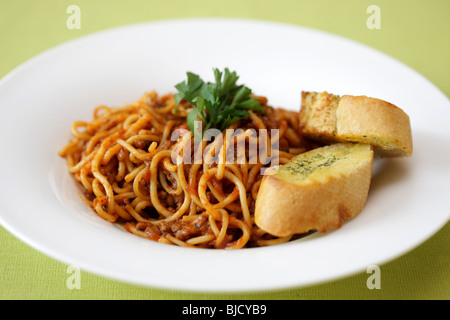 Spaghettis à la bolognaise avec du pain à l'ail Banque D'Images