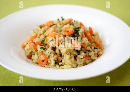 Style méditerranéen Italien frais Risotto de crevettes repas de fruits de mer avec du riz et de la salade avec aucun peuple Banque D'Images