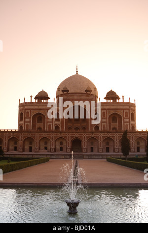 Lever du soleil à Tombe de Humayun construit en 1570 fabriqué à partir de grès rouge et de marbre blanc ; Delhi Inde ; Banque D'Images