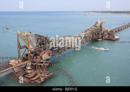 Vue aérienne du pont de chemin de fer ; Rameswaram petite île dans le golfe de Mannar Tamil Nadu ; Inde ; Banque D'Images