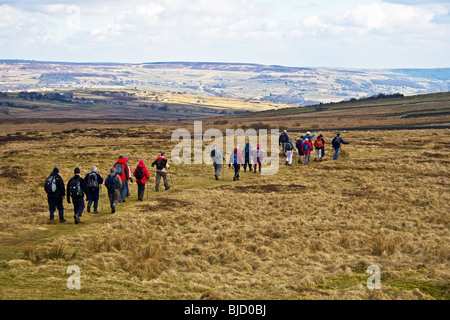 Les marcheurs près de Bridestone rochers au-dessus, Lydgate Todmorden, Calder Valley ,South Pennines, West Yorkshire, Royaume-Uni Banque D'Images