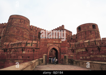 Entrée du fort d'Agra builtmby empereur moghol faite par pierre de sable rouge sur la rivière Yamuna Agra Uttar Pradesh ; ; ; l'Inde Banque D'Images