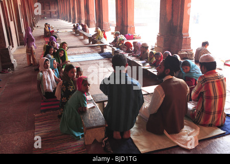 Les étudiants qui étudient en classe de l'école musulmane Urdu Madarasa dans Jami Masjid de Fatehpur Sikri Agra, Uttar Pradesh ; Inde ; Banque D'Images