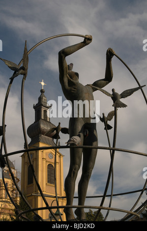 'Multi' Homme statueand Orthdox culturelles cathédrale de la Sainte Mère de Dieu -Zelenih Beretki Street,Srajevo,Bosnie Herzégovine Banque D'Images