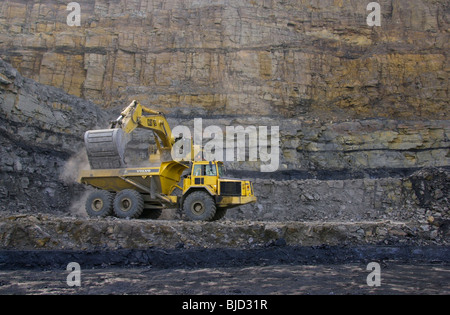 Excavatrice CAT 375 et Volvo camion dumper. Machinerie lourde travaillant dans un site à ciel ouvert de la dépose de surcharger la couche de charbon Banque D'Images