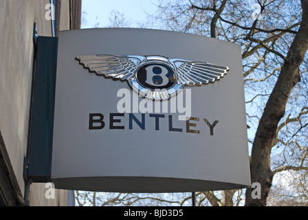 Nom et logo de Bentley chez un concessionnaire de la société véhicule de prestige dans la région de Berkeley Square, Mayfair, Londres, Angleterre Banque D'Images