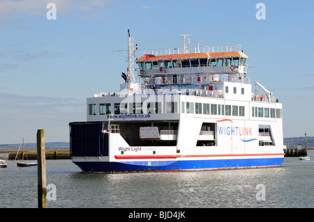 La voiture et passagers Wight lumière qui entre dans le port de Lymington Banque D'Images