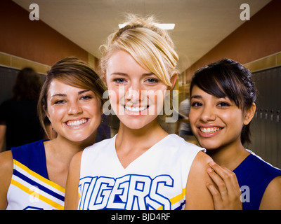 Trois dirigeants de l'école secondaire cheer. Banque D'Images