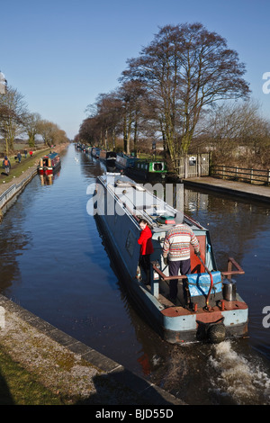 15-04 laissant un verrou sur la Trent et Mersey Canal à Fradley, Staffordshire Banque D'Images