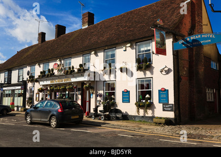 Le chien et l'Hôtel de l'ours dans le centre du village de Lenham, Kent, UK Banque D'Images