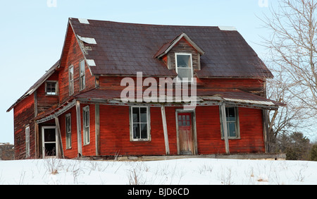 Une vieille maison abandonnée sur une journée d'hiver. Banque D'Images