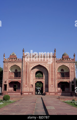 Porte de l'entrée principale de l'Itimad-ud-Daula tombeau mausolée de marbre blanc construit par l'empereur Mughal Agra Uttar Pradesh ; ; ; l'Inde Banque D'Images