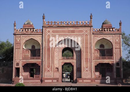 Porte de l'entrée principale de l'Itimad-ud-Daula tombeau mausolée de marbre blanc construit par l'empereur Mughal Agra Uttar Pradesh ; ; ; l'Inde Banque D'Images