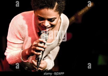 Singer/songwriter Rox (Roxanne Tataei) sur scène à Londres, Royaume-Uni Banque D'Images