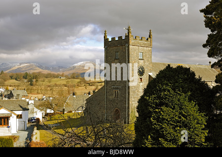 St Michel et tous les anges surplombant les environs et Hawkshead fells, Lake District, Angleterre Banque D'Images