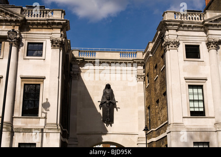 Vierge et l'enfant, ancien couvent du Saint Enfant Jésus, Cavendish Square, Londres. Sculpture en plomb par Jacob Epstein. Banque D'Images