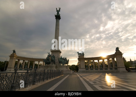 Lever du soleil Place des Héros de Budapest Hongrie Europe Banque D'Images