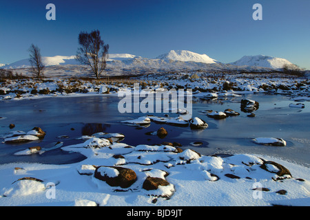 La rivière Ba et le pont des montagnes Orchy Rannoch Moor ARGYLL & BUTE Ecosse Banque D'Images