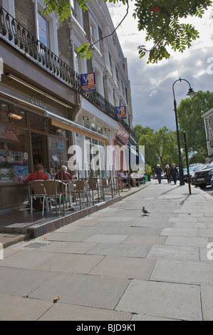 Primrose Hill high street montrant café sur une journée ensoleillée. Portrait Banque D'Images