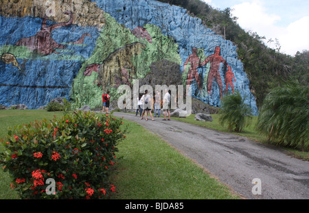 Les visiteurs par la murale de la Préhistoire à Cuba Banque D'Images