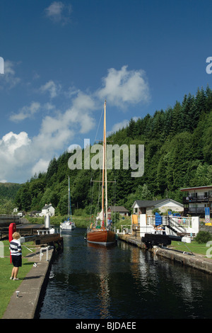 Un yacht en passant par les serrures à Cairnbaan sur le Canal Crinan ARGYLL & BUTE Ecosse Banque D'Images