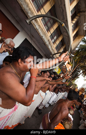 L'Inde, Kerala, Cochin, Ernakulam Uthsavom Parayeduppu procession d'éléphants, festival, l'orchestre Panchavadyam joueurs Kombu Banque D'Images