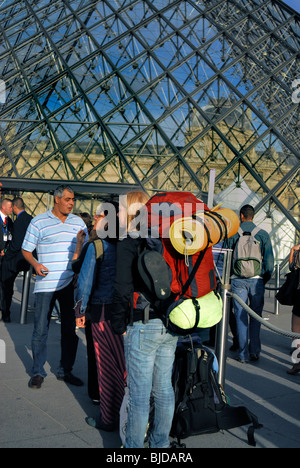 Paris, France - Groupe moyen de personnes, adolescents touristes avec sac à dos au musée du Louvre, adolescente féminine à l'intérieur à l'entrée dans la pyramide de verre, voyages pour adolescents Banque D'Images