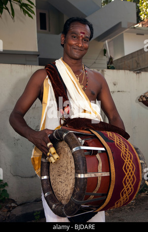 L'Inde, Kerala, Cochin, Ernakulam Uthsavom Madallam festival, le batteur Banque D'Images