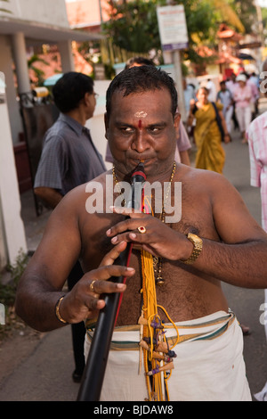 L'Inde, Kerala, Cochin, Ernakulam Uthsavom Parayeduppu elephant festival, procession, trompettiste Nadaswaram Banque D'Images