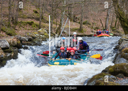 Les gens s'amusant le rafting sur la rivière Tryweryn. Centre National Whitewater, Frongoch, Gwynedd, au nord du Pays de Galles, Royaume-Uni, Angleterre Banque D'Images