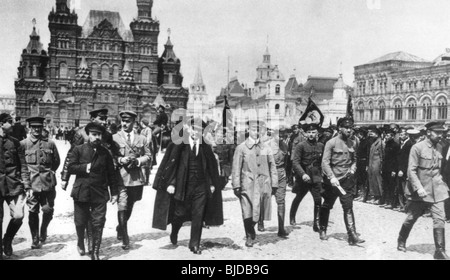 Lénine traverse la Place Rouge en mai 1919 accompagné par les commandants de l'Armée Rouge Banque D'Images
