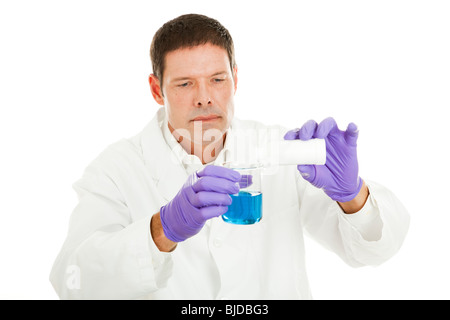 Un mélange scientifique composé en poudre dans un liquide chimique. Isolé sur blanc. Banque D'Images