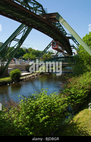 La suspension de Wuppertal, 'Schwebebahn', Wuppertal, Rhénanie du Nord-Westphalie, Allemagne Banque D'Images