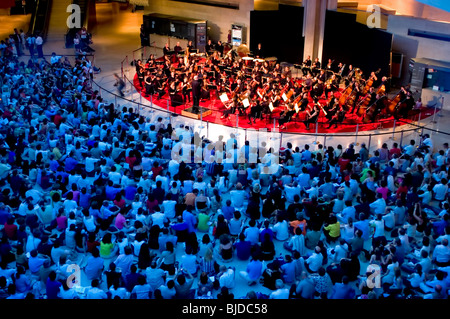 Paris, France, vue en grand angle, événements publics, Orchestre de musique classique sous la Pyramide au Musée du Louvre, fête de la foule depuis le haut, scène symphonique Banque D'Images