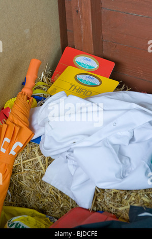 Les exposants d'un manteau blanc et afficher les prix sont laissés sur une balle de foin au Great Yorkshire Show. Banque D'Images