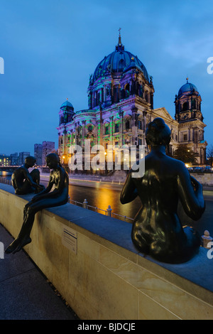 Sculpture 'Drei Maedchen und ein Knabe' en face de la cathédrale de Berlin pendant la fête des lumières de 2008 à Berlin, Allemagne Banque D'Images