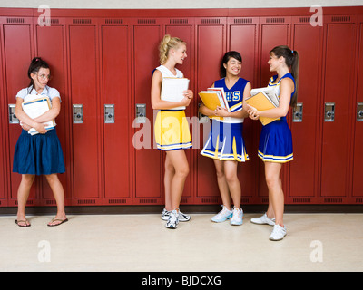 Trois dirigeants de l'école secondaire cheer et un nerd. Banque D'Images