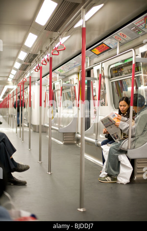 Intérieur d'un train au métro de Hong Kong, Chine, Asie Banque D'Images