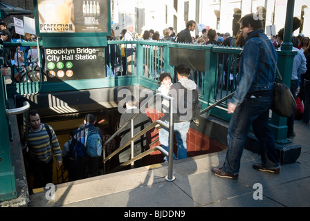 Les cavaliers entrent et sortent de la Brooklyn Bridge-City Hall Station dans le métro à New York Banque D'Images